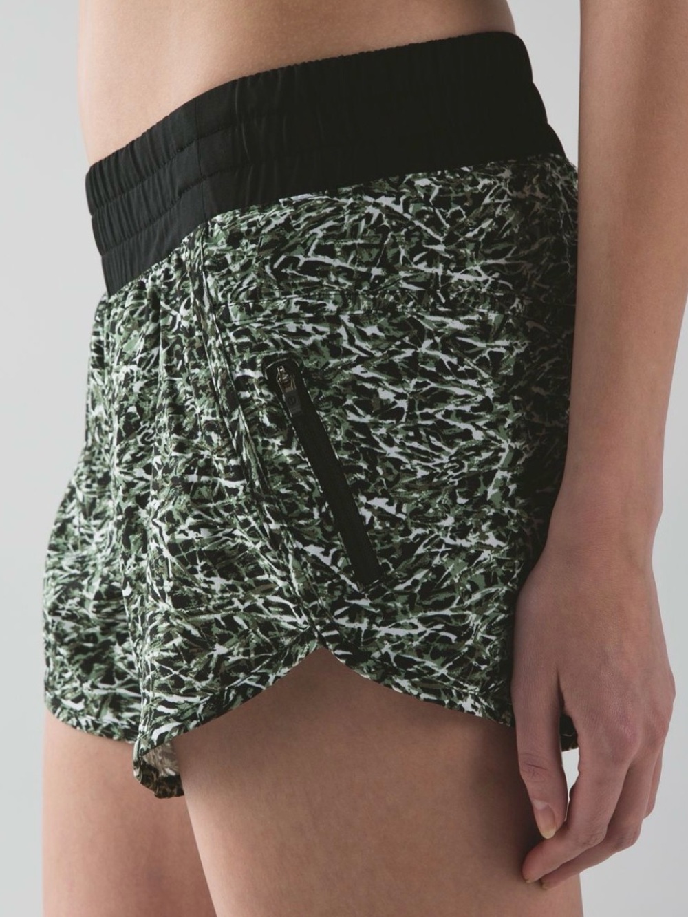 Lululemon Tracker Short IV
Mini Ripple Desert Olive Fatigue Green Size 6